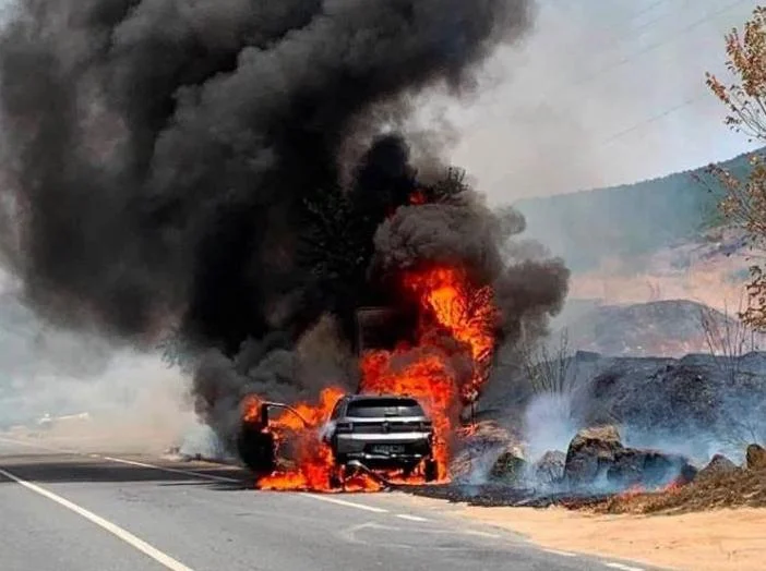 Un vehículo en llamas provoca un incendio forestal en San Martín de Valdeiglesias