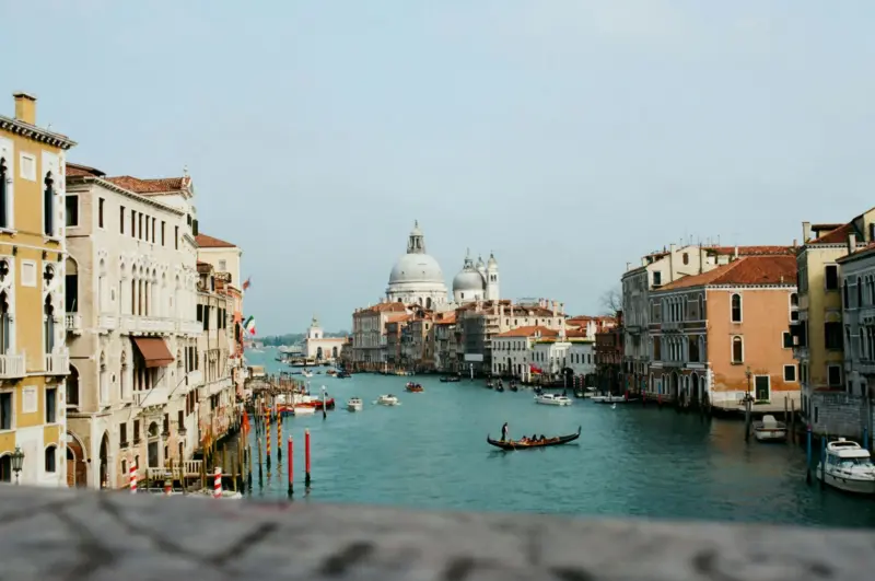 Venecia, la ciudad soñada que deslumbra de día y de noche