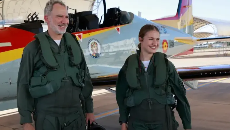 Vuelo histórico del rey Felipe VI y la princesa Leonor a bordo de dos aviones Pilatus PC-21